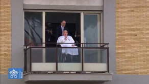 Papa Francisco saluda desde su balcón Papa Francisco saluda desde su balcón