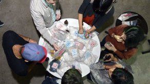 Solteros olfatean el amor en fiestas de feromonas