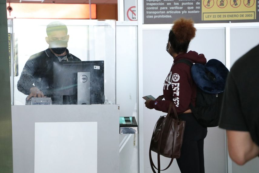 En lo que se refiere a la totalidad de entradas y salidas por vía aérea en enero de este año