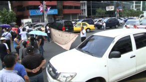 Educadores cierran la Calle 50 y amenazan con bloquear otras vías