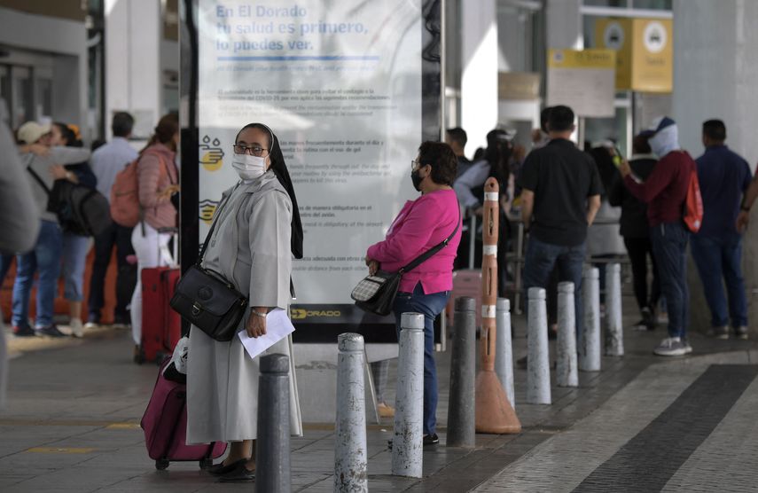 Pasajeros en el Aeropuerto El Dorado de Colombia.