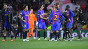 Los jugadores del Barcelona reaccionan al final del partido de vuelta de los cuartos de final de la Europa League.