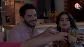 ENFERMERAS | Carlos y María Clara cenan por primera vez como una familia