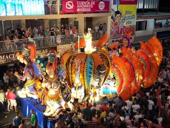 Paseo nocturno del domingo de Carnaval en Las Tablas