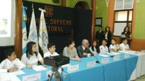 Menores se empadronan para elecciones infantiles en Guatemala