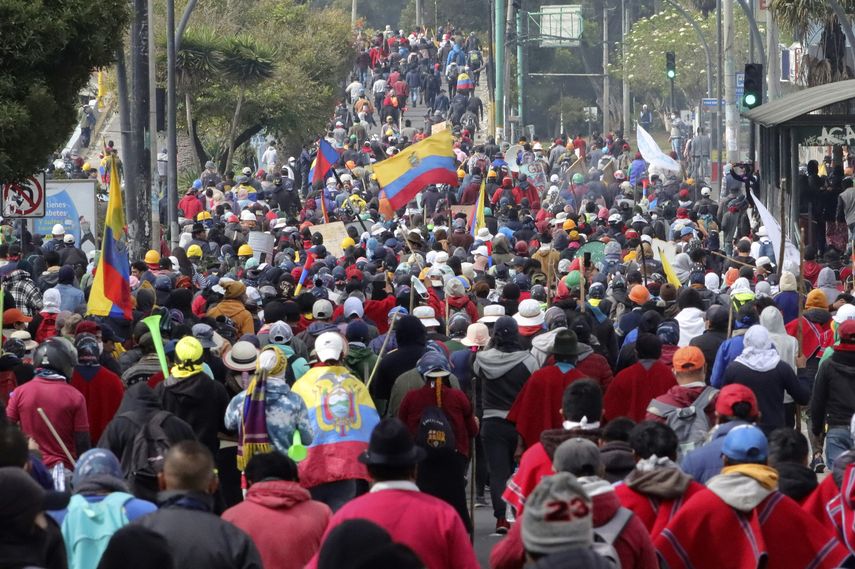 Indígenas marchan hacia la Universidad Central del Ecuador (UCE) en Quito en el décimo día consecutivo de protestas.