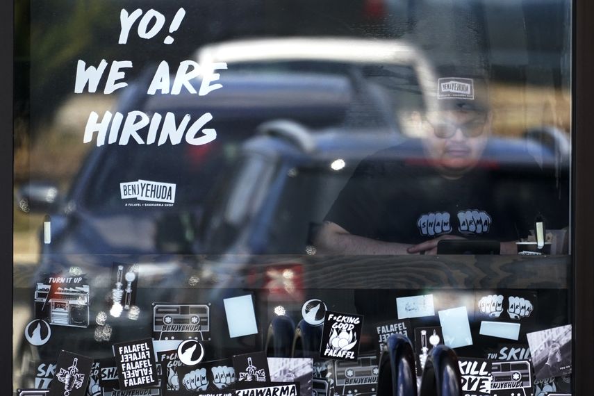 El total de personas en Estados Unidos recibiendo pagos por desempleo subió por 13.000 a 1
