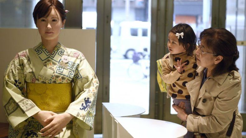 Un androide, nueva recepcionista de unos grandes almacenes en Tokio