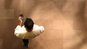 Uso prolongado de celulares se asocia con lesiones osteomusculares