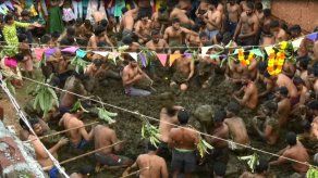 Batalla de bosta de vaca en un pueblo indio