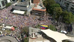 Opositores aclaman a su esperado líder
