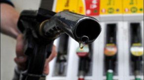 Padre recibe gasolina a cambio de nombre de su hijo