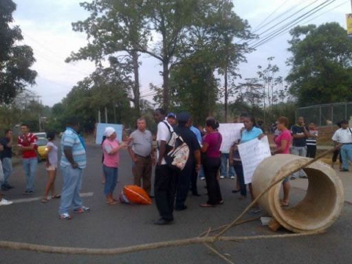 Protesta por falta de agua es replegada por antimotines en Cabra