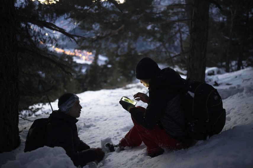 Los trabajadores humanitarios temen que los afganos más acostumbrados a las montañas y los peligros del invierno estén tomando rutas más peligrosas por la nieve que los migrantes de climas más cálidos.