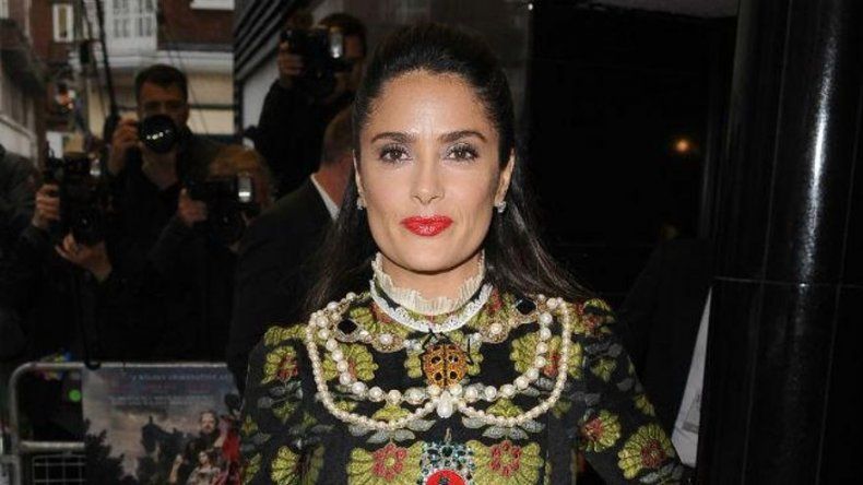Salma Hayek teme perjudicar la reputación de su marido con su vestuario