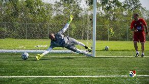 El portero Luis Mejía durante entrenamientos de la selección de Panamá.