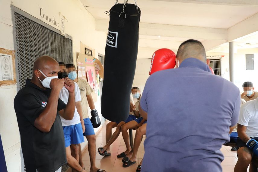 Roberto “La Araña”Vásquez comparte jornada boxística con jóvenes privados de libertad en Chiriquí.