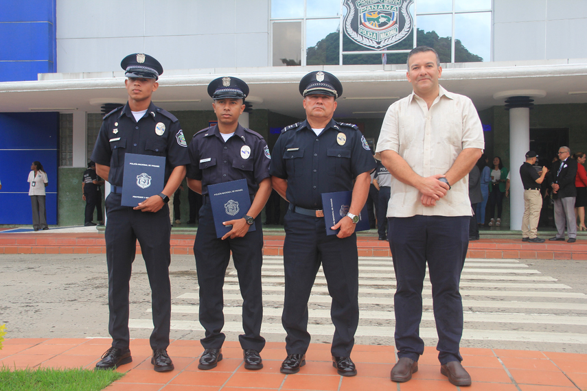 Policía Nacional honra a agentes.
