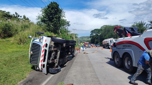 Camión cisterna con diésel se vuelca en la autopista Panamá–Colón.