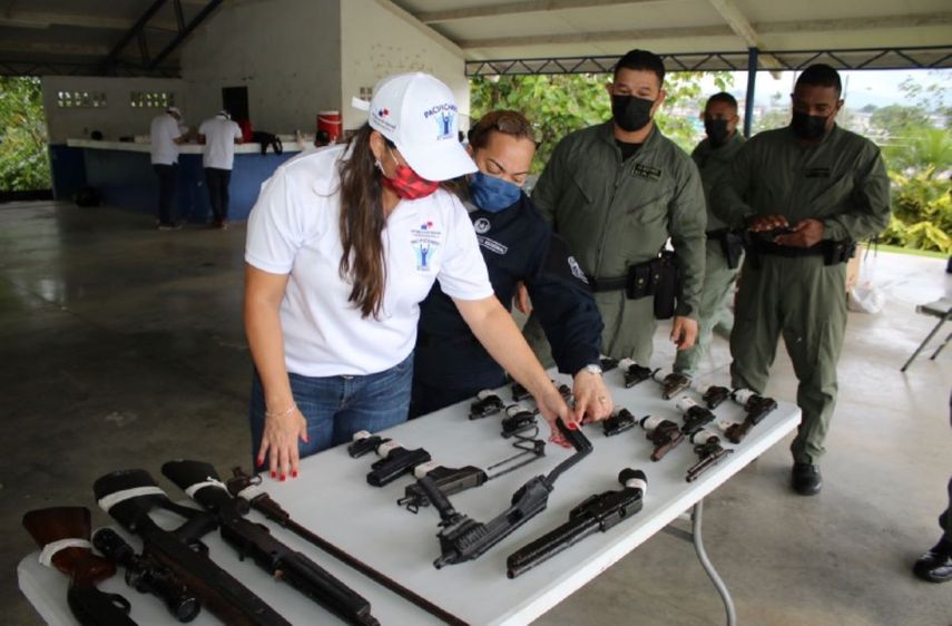 Gobierno lanza programa Armas y Municiones por Comidas y Medicinas