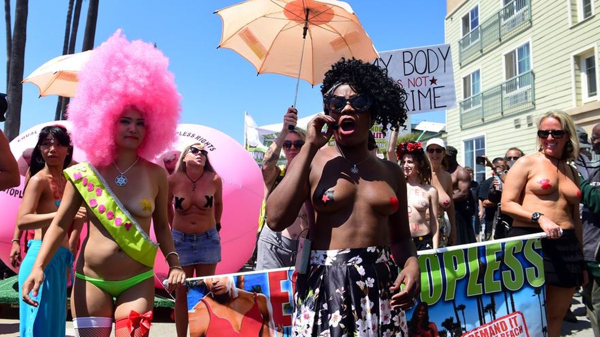 Protestan en Chicago contra prohibición del topless