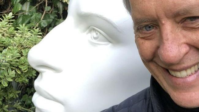 Richard E. Grant compra una estatua de su ídolo Barbra Streisand