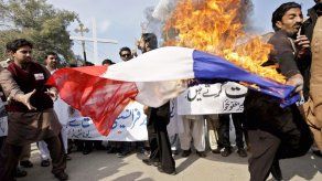 Paquistaníes queman banderas francesas en nuevas protestas contra Charlie Hebdo