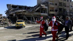 Papá Noel hace escala en la devastada ciudad siria de Raqa