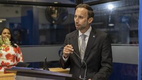 Juan E. Melillo, gerente general de Caja de Ahorros, durante la inauguración de la nueva sucursal de El Dorado.