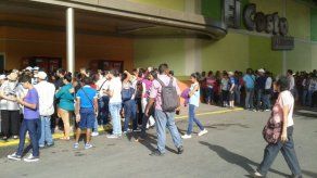 Denuncian restricciones en centros comerciales y critican cobro de estacionamientos en algunos