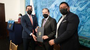 El acuerdo fuefirmado por el administrador de la Autoridad de Innovación Gubernamental (AIG),Luis Oliva y el Gerente de País de Mastercard, Germán Rosón.