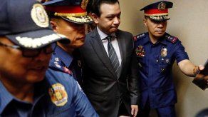 Arrestan a senador crítico con Duterte después de anular su amnistía