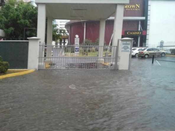 Inundaciones en Calle Uruguay y otros sectores por fuertes lluvias