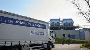 Transportan nube de antiprotones en un camión