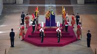 El féretro de la reina Isabel II está cubierto con el estandarte real, la corona imperial y su cetro, con velas en cada esquina. El féretro de la reina Isabel II está cubierto con el estandarte real, la corona imperial y su cetro, con velas en cada esquina.