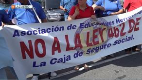 Docentes marchan contra la Ley de la CSS.