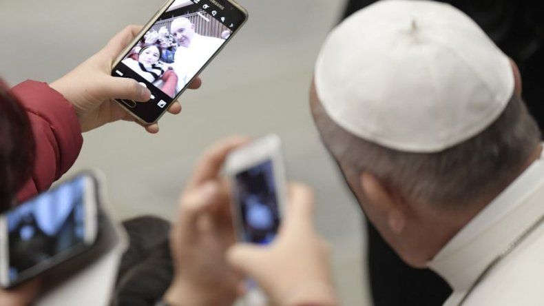 El papa Francisco no utiliza WhatsApp, aclara el portavoz vaticano