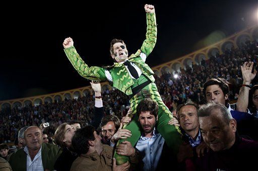 Torero español corneado regresa al ruedo