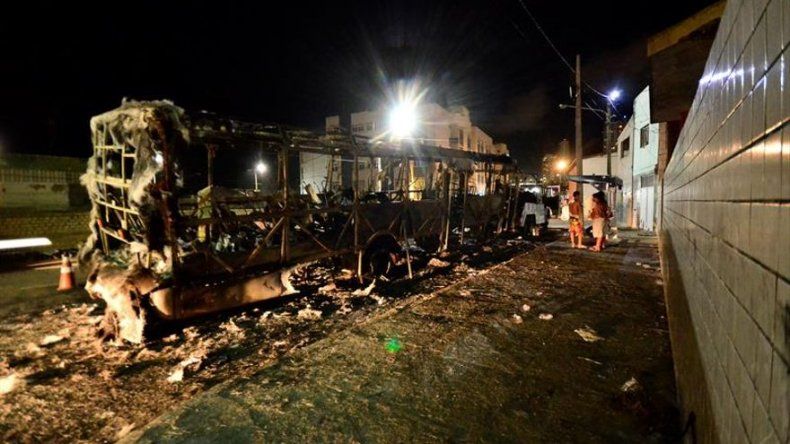 Incendian autobuses en ciudad brasileña donde trasladan a presos amotinados