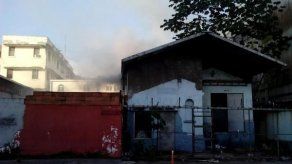 Incendio en estructura abandonada en Ave. Justo Arosemena