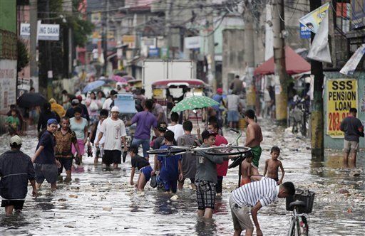 Lluvias torrenciales castigan Taiwan antes del tifón Saola