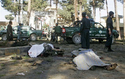 Suicidas atacan oficinas de gobierno en Afganistán: 15 muertos