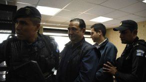 Familiares de presidente guatemalteco acusados de fraude salen de prisión