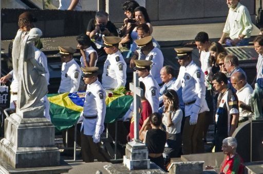 Oscar Niemeyer es sepultado en medio de aplausos, oraciones y cánticos
