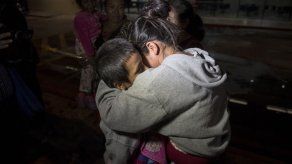 Regresa a Guatemala niño separado de madre al entrar a EEUU