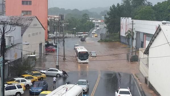 Inundaciones en diversos puntos de la ciudad por fuertes lluvias