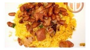 Frijoles dulces y arroz con achiote.