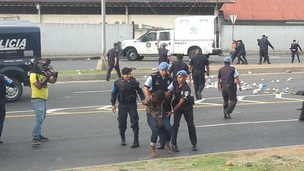 Moradores de Curundú se enfrentan con antidisturbios en la vía Omar Torrijos