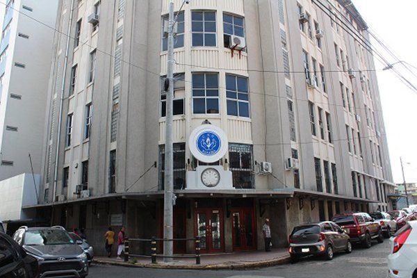 Policlínica Presidente Remón de calle 17 suspende servicios por tubería rota