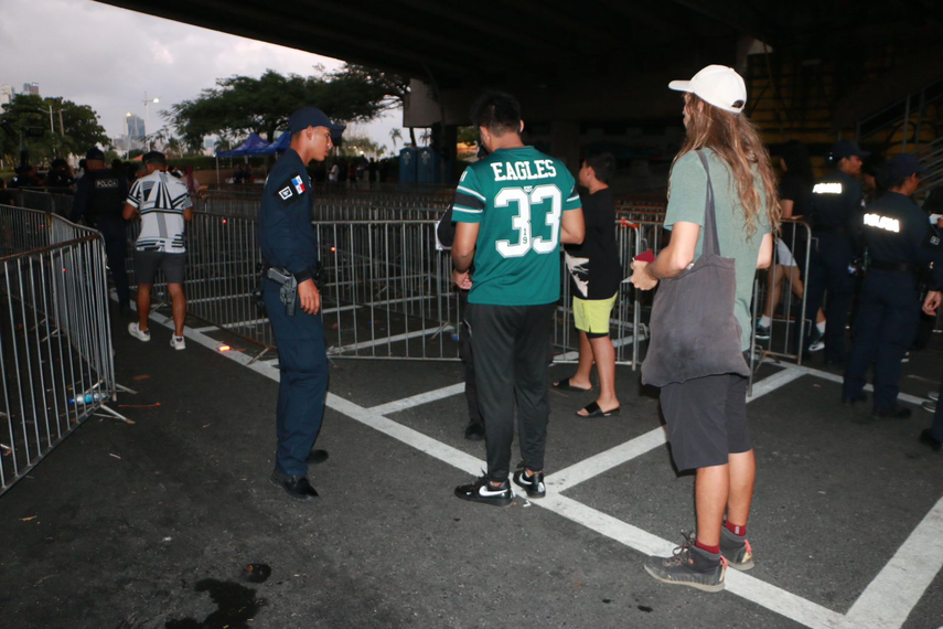 Policía Nacional realizando revisión para el ingreso del Carnaval de la City